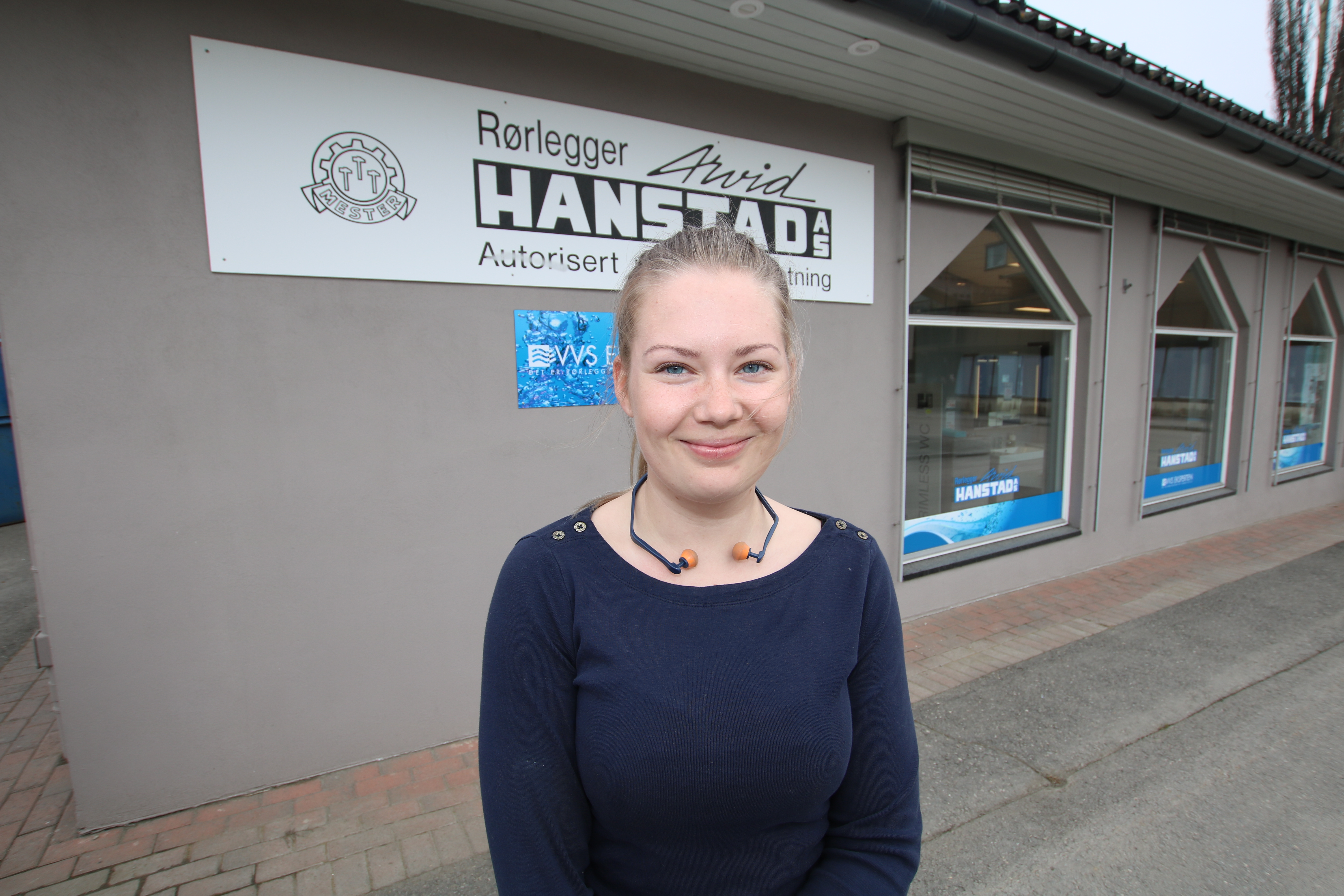 HURRA FOR RØR: 25 år gamle Tonje Athina Rud Engelberg har funnet seg godt til rette i rørleggerfaget hos firmaet Arvid Hanstad AS på Stange.