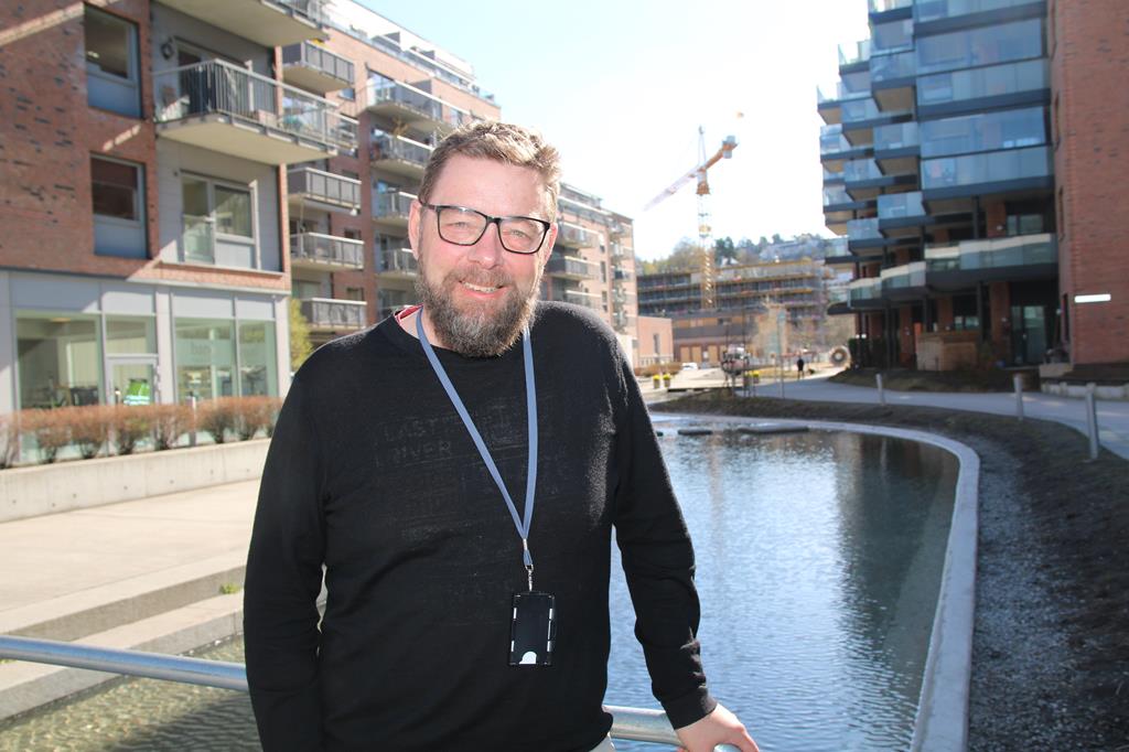 MYE ANSVAR: Gruppeleder for Oslo-avdelingen til OBOS Prosjekt AS, Vidar Hellstrand (50), er leder for en gruppe med 18 mennesker hvor alle er kurset i Byggebransjens våtromsnorm. – BVN har høy status i miljøet, sier Vidar.