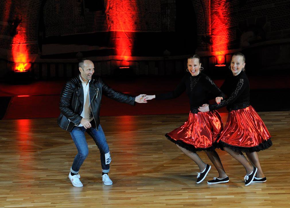 LAR DET SWINGE: Tom Sveen  er en ivrig danser, og er tre ganger norgesmester i katgorien dans trio. Her i full fart sammen med kona (første til venstre) og søsterens kone. Tom og kona driver i dag danseskole på Gjerdrum. 