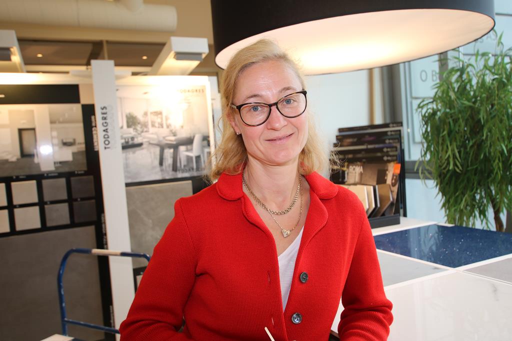 KAN FAGET: Interiørarkitekt Sigrid Vogt Søholt har jobbet 12 år hos Bergersen Flis, og er svært oppdatert på det som skjer. 